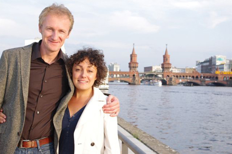 Meine Frau Dina und ich vor der Oberbaumbrücke in Berlin